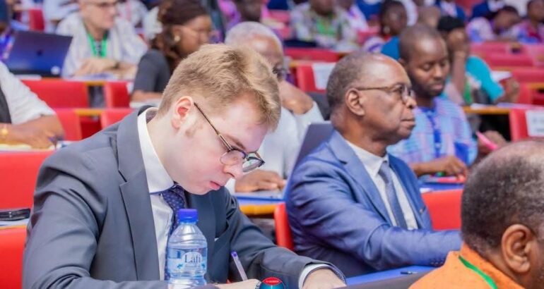 Quatrième Colloque International de l’Université Aube Nouvelle : Le Dr Constantin DABIRÉ met en avant l’IA comme une chance pour le secteur bancaire